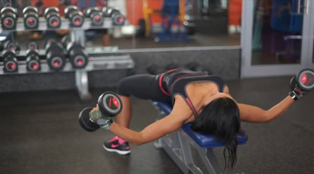 Тренировка на мышцы груди и пресса. Третье упражнение называется разведение гантелей лежа.