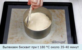 Выпекаем бисквит при t 180 °С около 35-40 минут