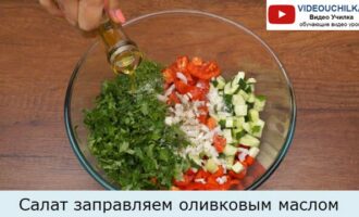 Салат заправляем оливковым маслом