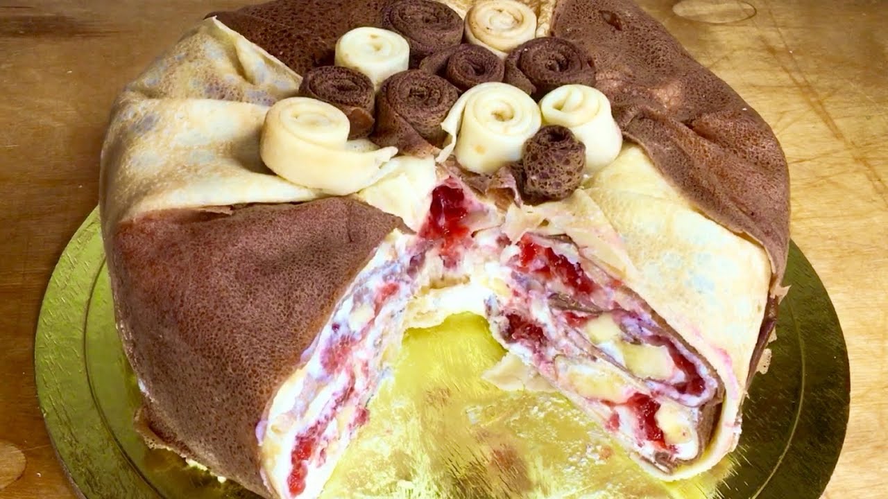Блинный торт с клубникой и бананами
