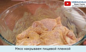 Мясо накрываем пищевой пленкой