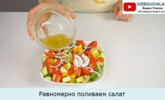 Равномерно поливаем салат